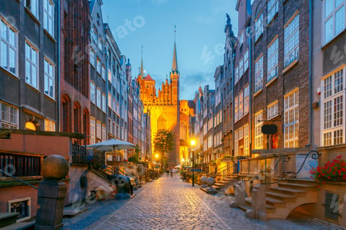 Preview: Mariacka Street In Gdansk. Old Medieval Street Is Very Popular Among Honeymooners And Tourists.