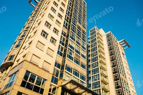 Preview: Detailed View Of Big Skyscraper In The Eve