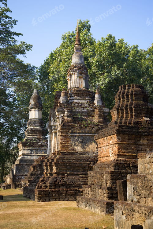 Vista previa: The Ancient Ruins Of The Prangs Of Wat Chedi Chet Thaeo. Si Satchanalai, Thailand