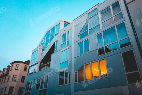 Aperçu: Low Angle View Of Modern Apartment Building In The Night