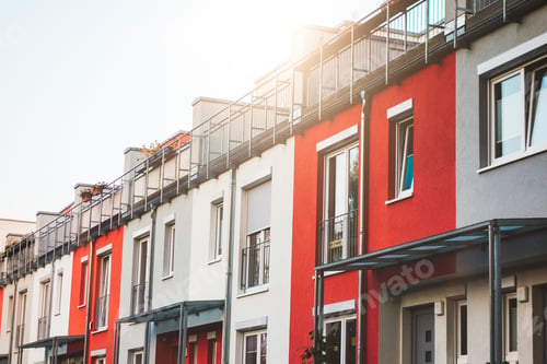 Aperçu: Colorful Townhouses With Warm Sunlight