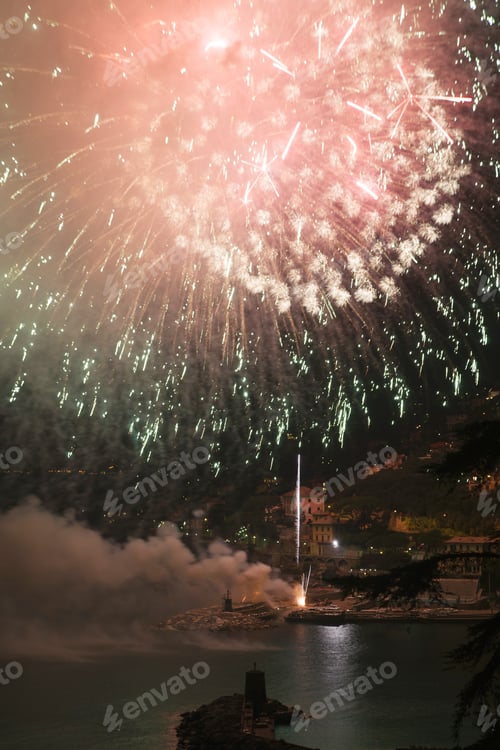Visualização: Evento pirotécnico do final do verão em Recco, Gênova, Itália