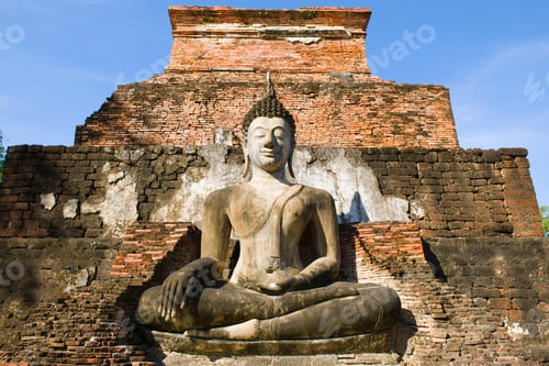 Vista previa: Ancient Sculpture Of A Sitting Buddha Close-Up. Ruins Of The Buddhist Temple Wat Mahathat