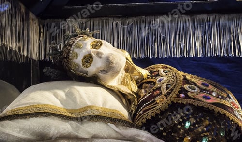 Preview: Skeleton With Jewels, Traditions Of The Dead, Burial And History