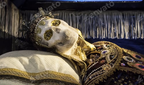Preview: Skeleton With Jewels, Traditions Of The Dead, Burial And History