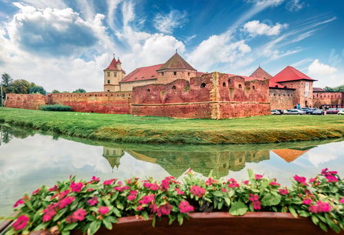 Preview: Sunny Summer View Of Medieval Fagaras Citadel. Picturesque Morninng Scene Of Transylvania, Romania