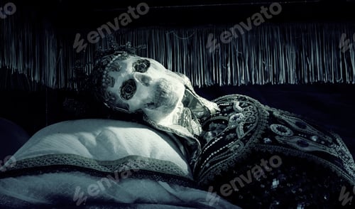 Preview: Skeleton With Jewels, Traditions Of The Dead, Burial And History
