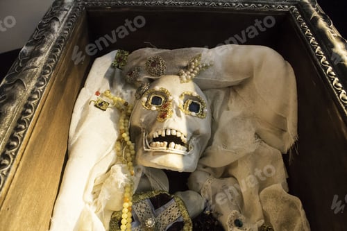 Preview: Skeleton With Jewels, Traditions Of The Dead, Burial And History