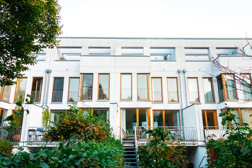 Aperçu: Backyard Of Modern White Townhouses