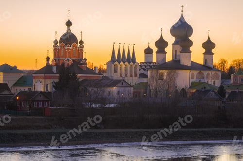 Visualização: Templos do Mosteiro da Assunção de Tikhvin Theotokos na noite sem neve de dezembro. Leningrado