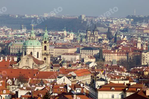 Visualização: Inverno ensolarado e gelado, cidade de Praga com suas catedrais, edifícios históricos e torres, República Tcheca