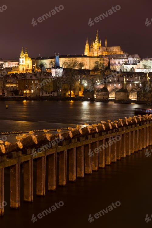 Visualização: Noite colorida de Natal nevado Cidade Menor de Praga com castelo gótico e ponte Charles, República Tcheca