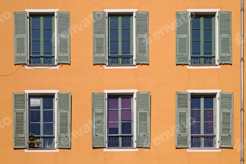 Visualização: Varandas francesas de estilo clássico com grandes janelas