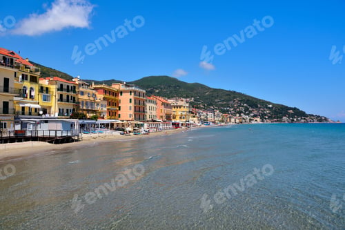 Vorschau: Der Strand mit den Badeanstalten in Alassio, Ligurien, Italien