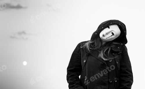 Visualização: Woman With Ski Masks And Violent Hooded Mask