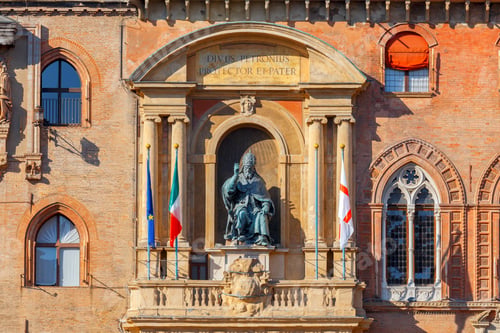 Preview: Bologna. Maggiore Square.