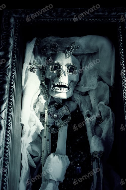 Preview: Skeleton With Jewels, Traditions Of The Dead, Burial And History