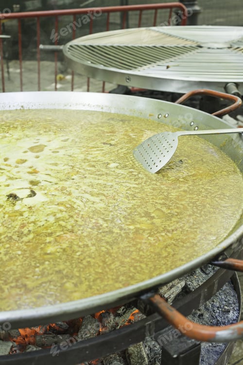 Preview: Paella In Restaurant Cooking, Catering And Feeding