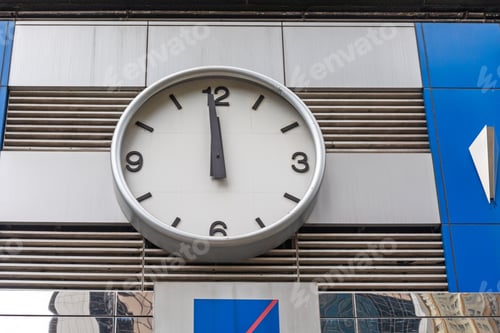 Preview: Big Round Analog Clock At Building In Hong Kong