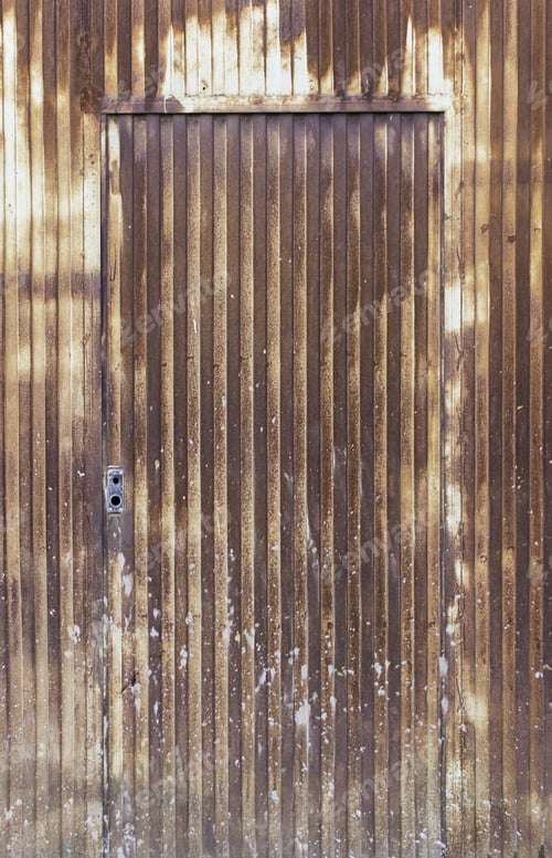 Vorschau: Rostorange Metalltüren mit Metallstruktur