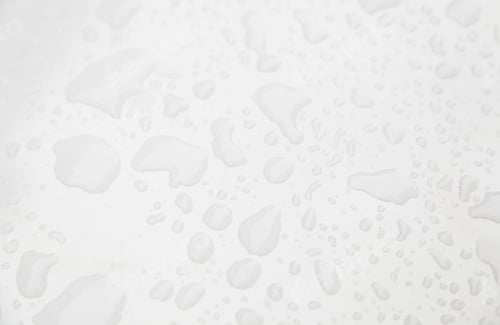 Visualização: Gotas de água na superfície branca, água e estação