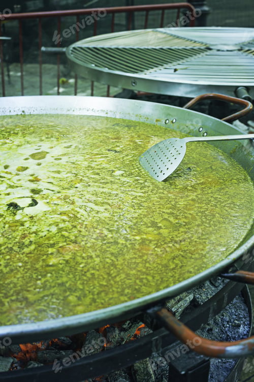 Preview: Paella In Restaurant Cooking, Catering And Feeding
