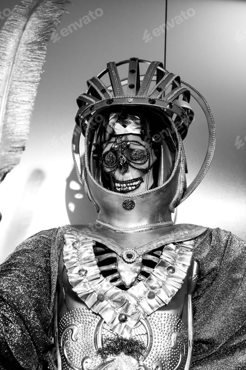 Preview: Skeleton With Jewels, Traditions Of The Dead, Burial And History