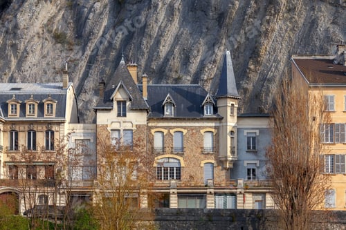 Preview: Grenoble. The City Embankment.