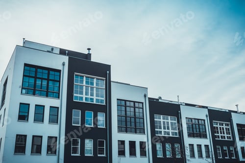 Vorschau: Große geräumige Fenster an der Vorderseite der Wohnungen in den Farben Schwarz und Weiß darunter