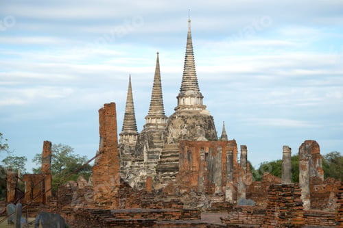 Vista previa: СOudy Morning On The Ruins Of The Buddhist Temple Of Wat Phra Si Sanphet. Ayuthaya, Thailand