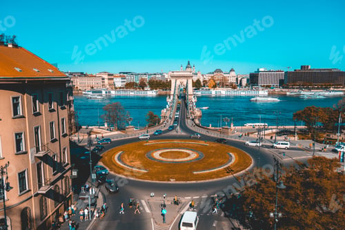 Preview: Roundabout Traffic In Front Of The Chain Bridge