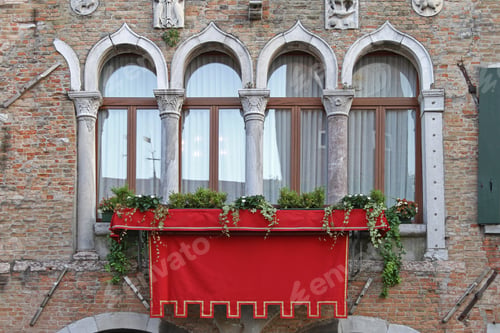 Preview: Traditional Windows With Plants And Decor In Venice