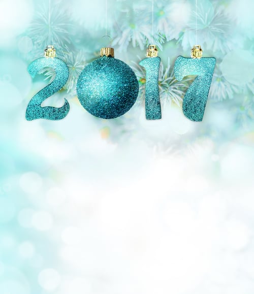 Visualização: Conjunto de dígitos azuis brilhantes e bola em galhos de abeto nevado. Antecedentes de Ano Novo de 2017. Natal.