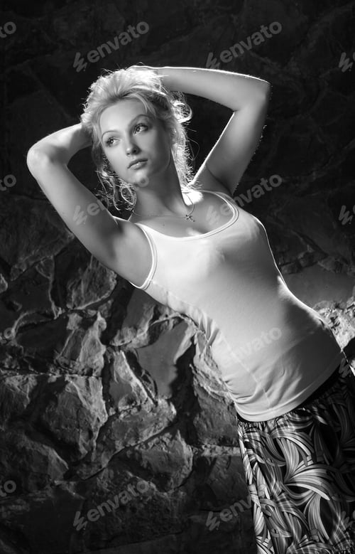 Preview: Beautiful Blonde In An Artistic Photo Shoot