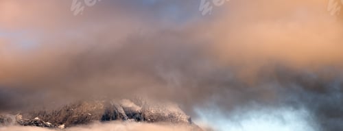 Vista previa: Fluffy Clouds In Evening Twillight Overcast Sky View. Mountain Tops Silhouettes In Clouds. Climate