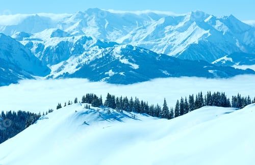 Vorschau: Morgendliche Winterberglandschaft mit Wolken im unteren Tal (Region Hochkönig, Österreich)
