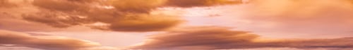 Vista previa: Summer Sunset Dranatic Sky Panorama With Fleese Clouds. Summer Evening Sky And Weather Concept