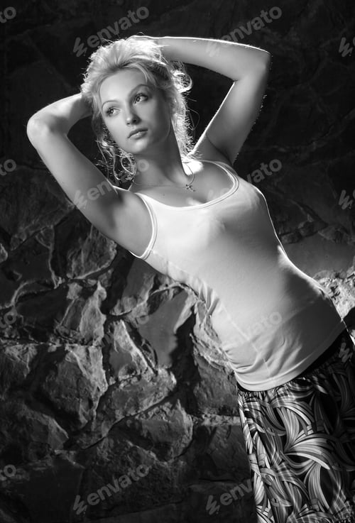 Preview: Beautiful Blonde In An Artistic Photo Shoot
