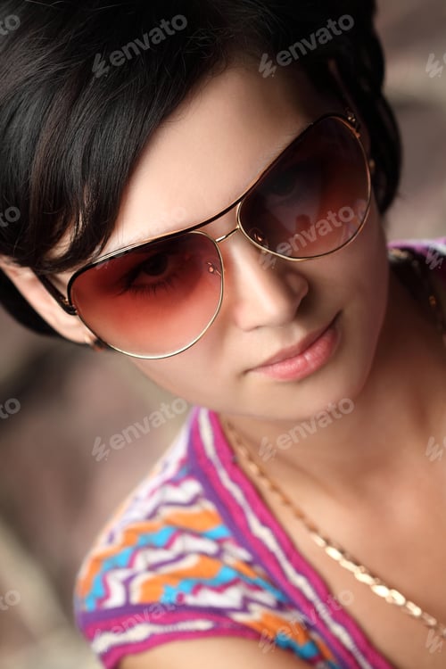 Vista previa: Portrait Of Beautiful Girl With Curly Hair Luxuriant