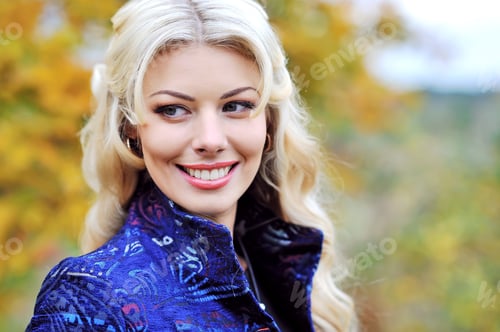 Preview: Beautiful Elegant Smiling Woman Standing In A Park In Autumn
