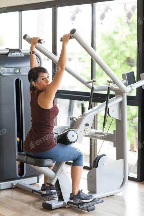 Preview: Fitness Asian Woman Working Out Shoulder Push Up At Gym