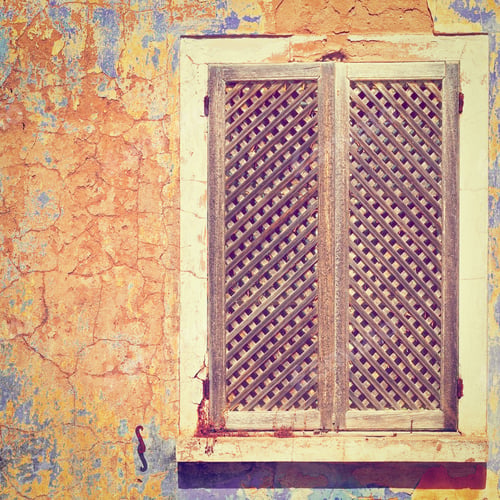Preview: Window On The Peeling Facade Of The Old Portugal House, Instagram Effect