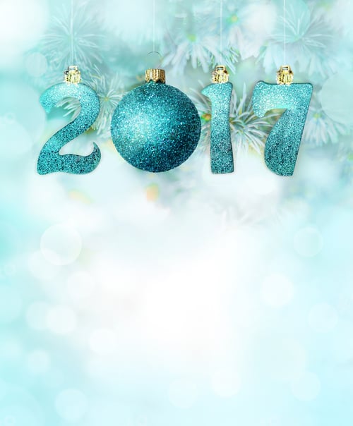 Visualização: Conjunto de dígitos azuis brilhantes e bola em galhos de abeto nevado. Antecedentes de Ano Novo de 2017.
Natal