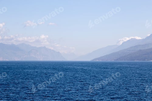 Vista previa: Lago de Garda desde un barco el 4 de abril de 2018 Lombardía Italia
