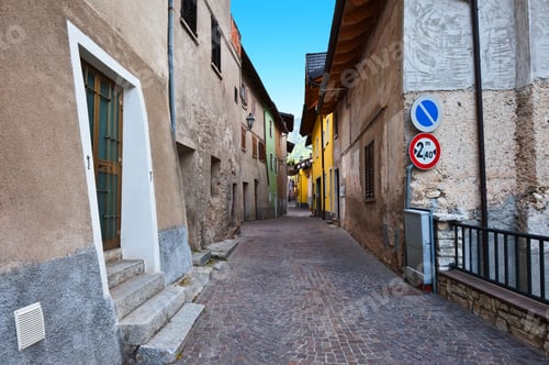 Preview: Narrow Alley With Old Buildings In The Italian City