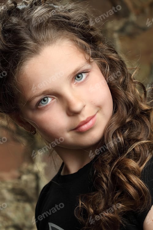 Preview: Portrait Of A Young Girl. Emotsiyi.Modna Beautiful Hairstyle. Gorgeous, Long Curly Hair