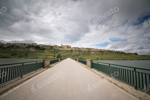 Vista previa: El embalse de Maderuelo es un pueblo antiguo en la provincia de Segovia, Castilla y León, España