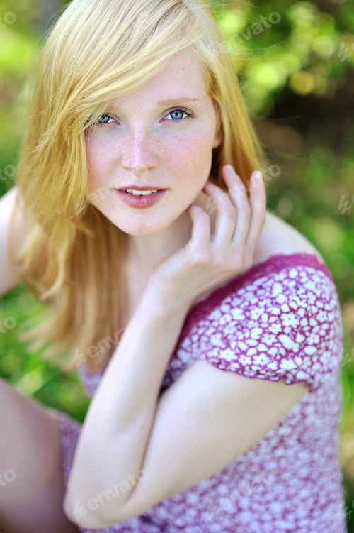 Preview: Outdoor Portrait Of A Beautiful Girl - Closeup