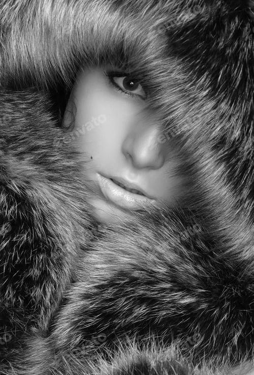 Preview: Beautiful Lips Wrapped In A Warm Fur