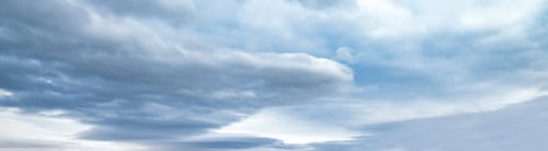 Vorschau: Blick auf Wolken im bewölkten Himmel. Klima-, Umwelt- und Wetterkonzept, Himmelshintergrund.